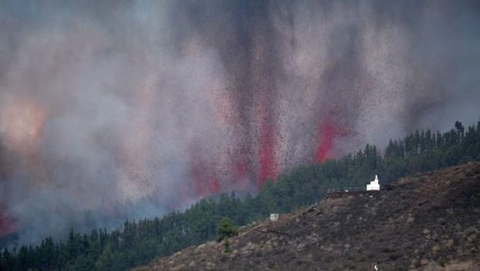 Núi lửa ở công viên Cumbre Vieja phun trào tạo một cột khói, tro bụi và dung nham. (Nguồn: AFP/Getty Images)