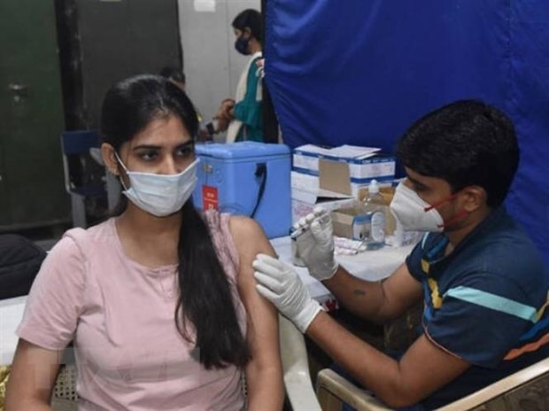 Nhân viên y tế tiêm vaccine ngừa COVID-19 cho người dân tại New Delhi, Ấn Độ ngày 9/9/2021. (Ảnh: Hindustan Times/TTXVN)