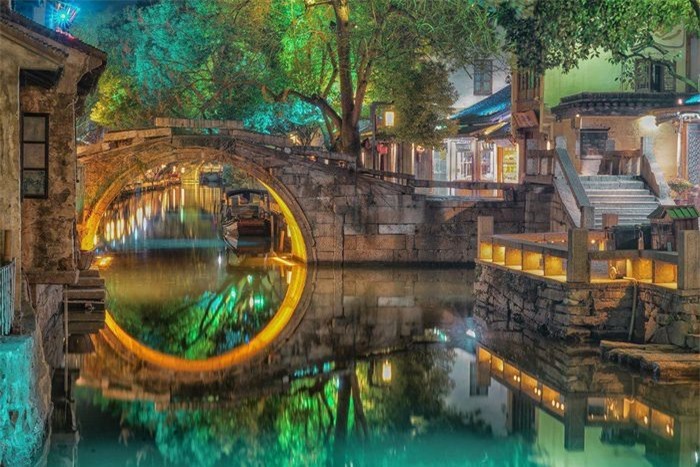 Cổ trấn Châu Trang nổi tiếng với những cây cầu vòm chạm khắc đá tuyệt đẹp. Trong đó, Shuangqiao (Song Kiều) là biểu tượng và trở thành địa điểm thu hút khách du lịch nhất trong thị trấn. Shuangqiao được xây dựng dưới triều đại nhà Minh, có hình dạng giống với chiếc chìa khóa Trung Quốc trước kia. Năm 1985, bức tranh sơn dầu khắc họa Shuangqiao của họa sĩ Trần Dật Phi được chọn làm hình ảnh cho tem bưu chính của Liên Hợp Quốc. Ngoài ra, cầu Fu'an được xây dựng bằng đá hoa cương, kết hợp giữa cầu vòm đơn và tháp cầu không có cầu thang bên trong, là địa danh du khách không nên bỏ lỡ khi đến Châu Trang. Ảnh: TripAdvisor.
