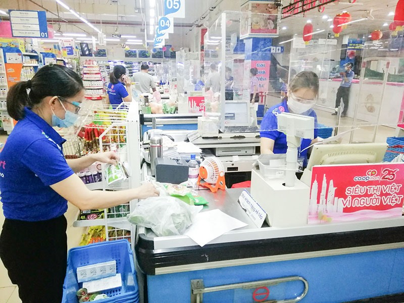 Nhân viên siêu thị Co.op mart Đông Hà chuẩn bị hàng theo đơn đặt online của khách - Ảnh: L.T