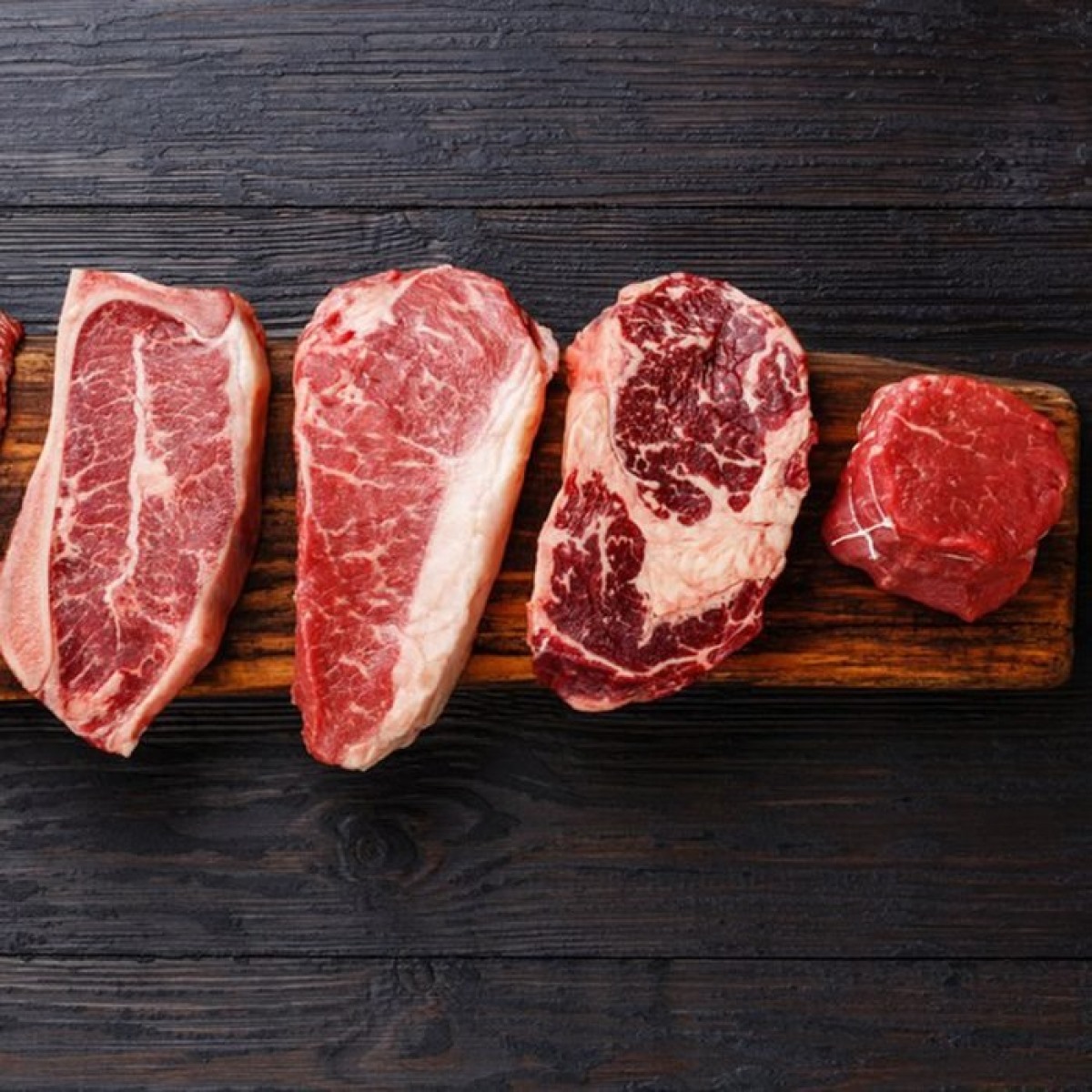 Điều gì sẽ xảy ra nếu bạn ăn quá nhiều thịt? Có lẽ bạn đã nghe rất nhiều ý kiến trái chiều xoay quanh câu hỏi liệu ăn thịt có lợi hay có hại cho sức khỏe. Mặc dù câu trả lời chính xác vẫn chưa được thống nhất, các chuyên gia đã tìm ra rằng ăn quá nhiều thịt có thể làm tăng nguy cơ mắc một số vấn đề sức khỏe.
