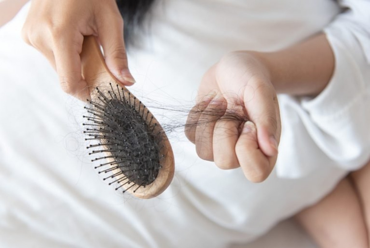 Tình trạng da và tóc xấu đi: Nếu bạn ăn quá nhiều thịt, khả năng rất cao là bạn đang ăn quá ít các thực phẩm khác. Vitamin C là một chất rất hiếm thấy trong các thực phẩm từ động vật, do đó nếu bạn chỉ ăn thịt, bạn có thể bị thiếu vitamin C. Vitamin C có vai trò thiết yếu trong việc hình thành collagen, một loại protein giúp hình thành cấu trúc tóc, da, móng tay và xương. Khi thiếu vitamin C, da bạn có thể trở nên sần sùi và nổi mụn, còn tóc thì lâu mọc hơn.