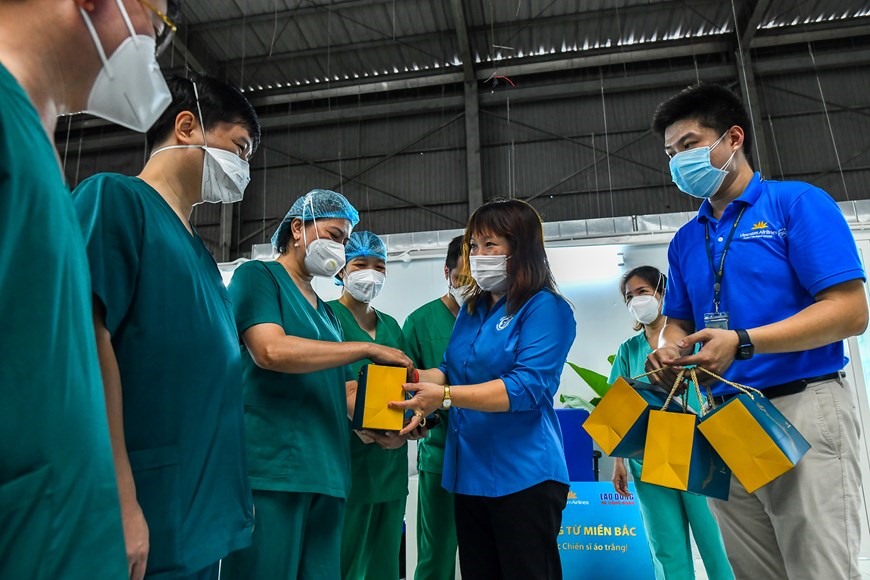 Lực lượng y tế phối hợp cùng Vietnam Airlines tiếp nhận và vận chuyển đường bộ quà tặng đến với các y bác sĩ. (Ảnh: CTV/Vietnam+)