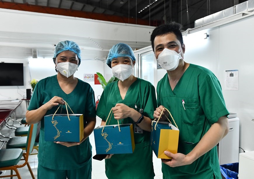 Đội ngũ nhân viên y tế cảm thấy xúc động khi nhận được những phần quà trong ngày Tết Trung Thu. (Ảnh: CTV/Vietnam+)