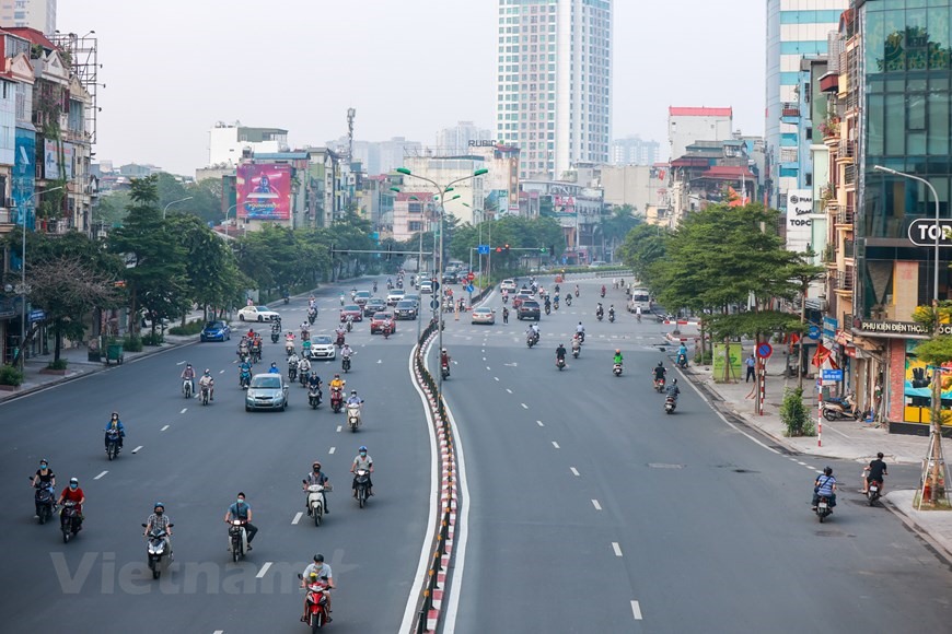 Lực lượng công an giao thông đã ra chốt trực từ rất sớm nhằm đảm bảo cho người và phương tiện lưu thông an toàn. (Ảnh: PV/Vietnam+)