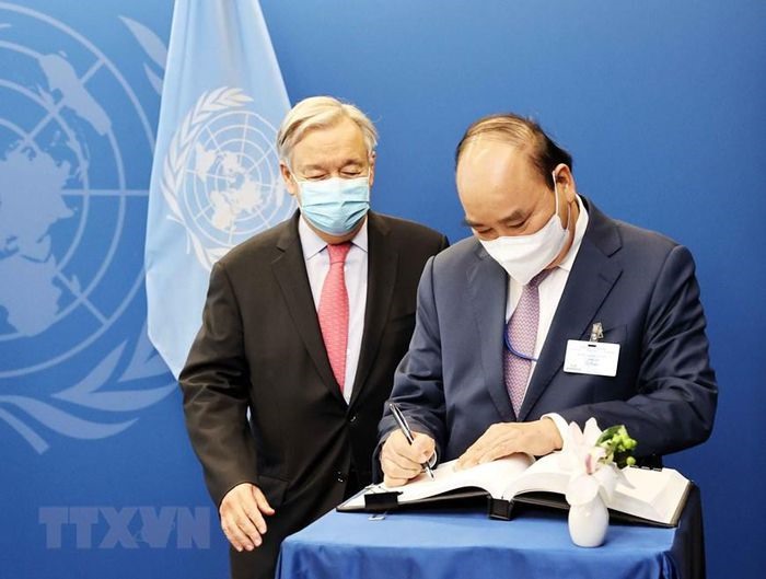 Chủ tịch nước Nguyễn Xuân Phúc ghi Sổ lưu niệm tại cuộc gặp Tổng thư ký Liên hợp quốc, Antonio Guterres. (Ảnh: Thống Nhất/TTXVN)