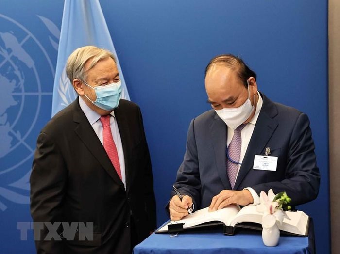 Chủ tịch nước Nguyễn Xuân Phúc ghi Sổ lưu niệm tại cuộc gặp Tổng thư ký Liên hợp quốc, Antonio Guterres. (Ảnh: Thống Nhất/TTXVN)