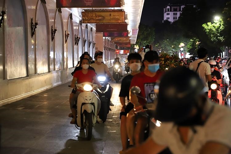 Do ùn tắc, nhiều xe máy đi lên vỉa hè trên phố Hàng Bài. (Ảnh: TTXVN)