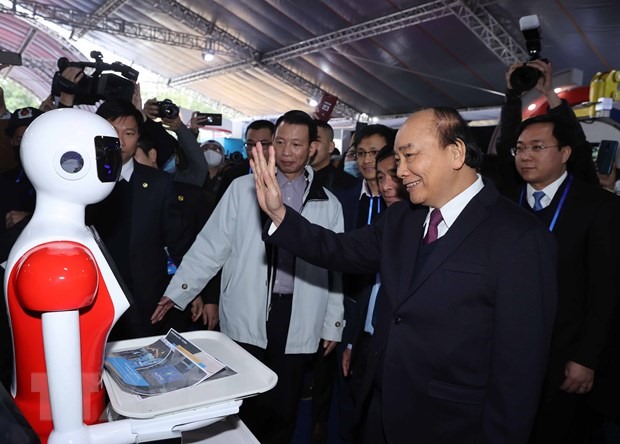 Thủ tướng Nguyễn Xuân Phúc tham quan các gian hàng tại Triển lãm quốc tế Đổi mới sáng tạo Việt Nam 2021. (Ảnh: Thống Nhất/TTXVN)