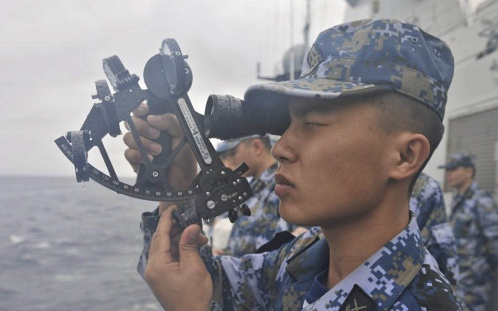 Thuỷ thủ tàu hải quân Trung Quốc trên vùng biển phía đông Ấn Độ Dương. Ảnh: Asiatimes/ Twitter