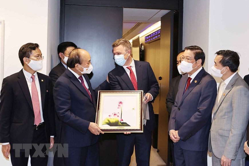 Chủ tịch nước Nguyễn Xuân Phúc trong chuyến thăm Công ty Pfizer.(Ảnh: Thống Nhất/TTXVN)