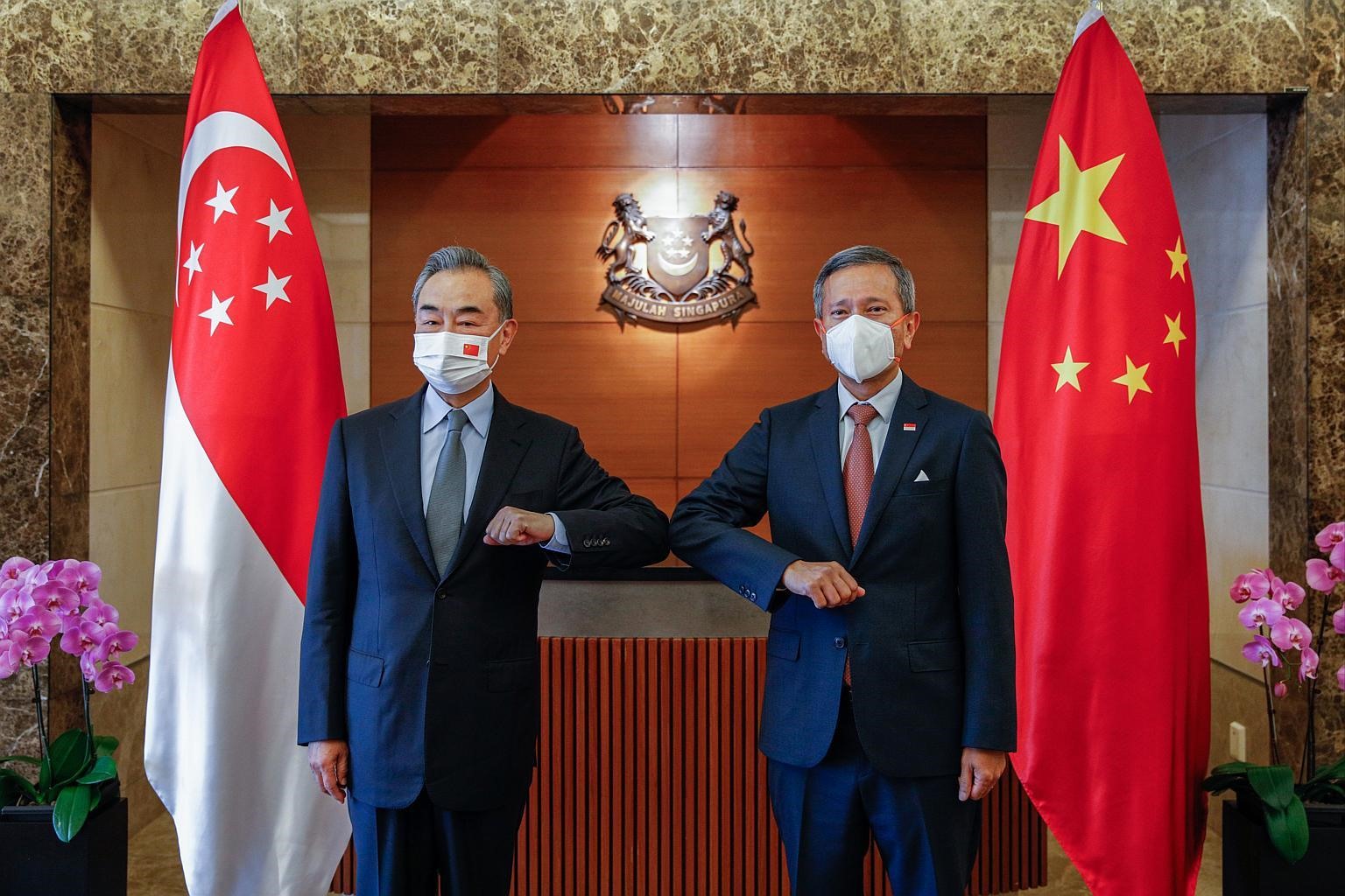 Ngoại trưởng Trung Quốc Vương Nghị gặp mặt người đồng cấp Singapore Vivian Balakrishnan. Ảnh: AP