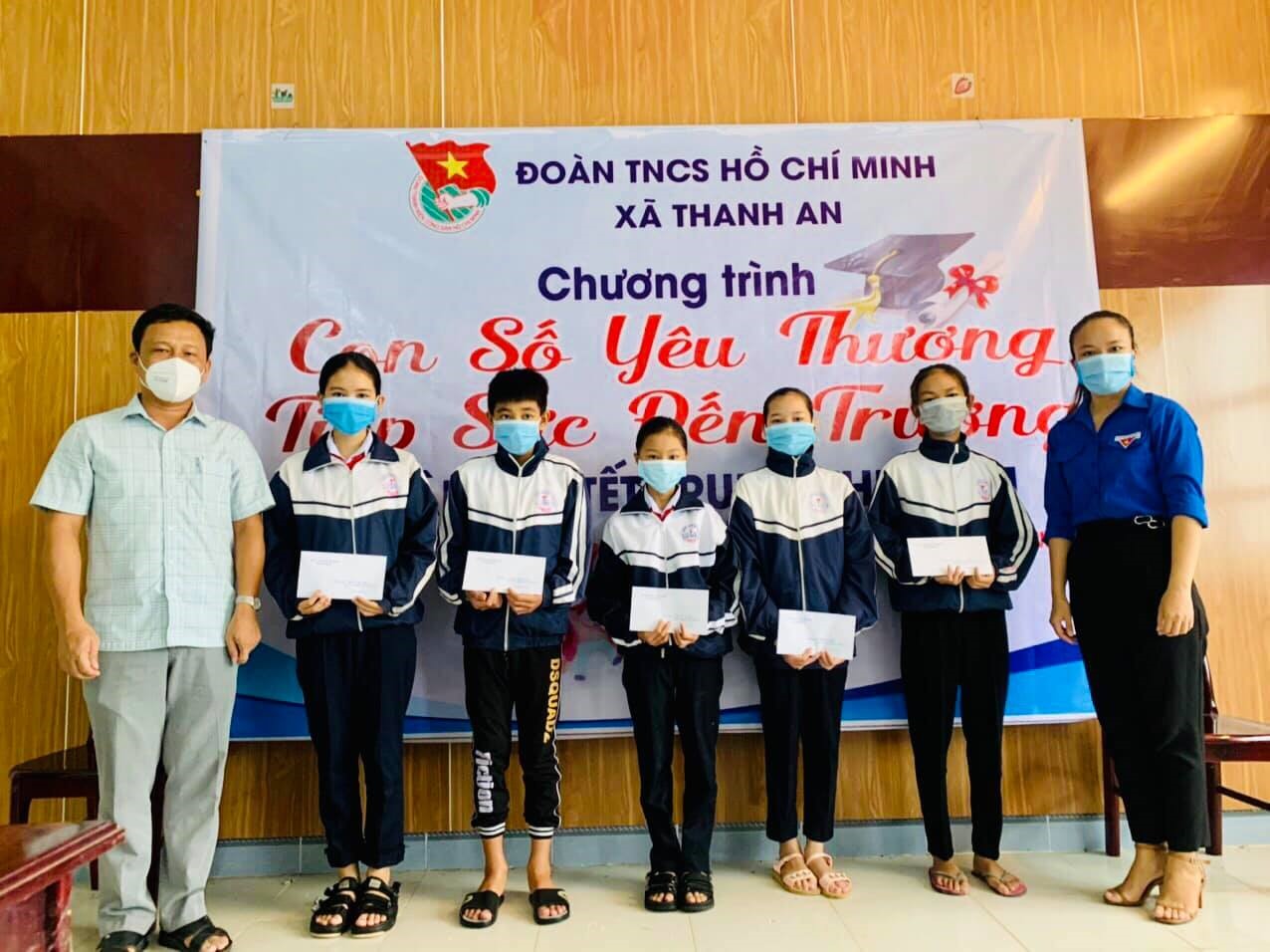 Đoàn TNCS Hồ Chí Minh xã Thanh An, huyện Cam Lộ trao học bổng cho học sinh nghèo vượt khó học giỏi - Ảnh: L.T