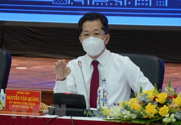 Ủy viên Trung ương Đảng, Bí thư Thành ủy Đà Nẵng Nguyễn Văn Quảng trao đổi với các đại biểu. (Ảnh: Quốc Dũng/TTXVN)
