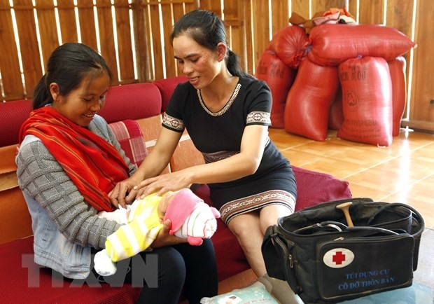 Mô hình đào tạo “Cô đỡ thôn bản” tại huyện Tu Mơ Rông (Kon Tum) thực hiện chăm sóc bà mẹ và trẻ em toàn diện. (Ảnh: Dương Ngọc/TTXVN)