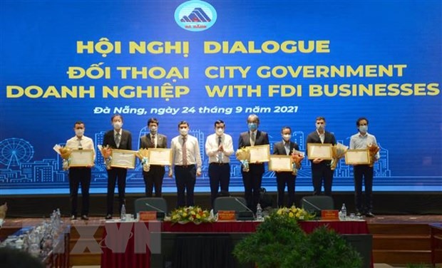 Lãnh đạo Ủy ban Nhân dân thành phố Đà Nẵng biểu dương các doanh nghiệp có thành tích xuất sắc trong công tác phòng, chống dịch COVID-19 tại đơn vị. (Ảnh: Quốc Dũng/TTXVN)