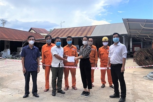 Công đoàn Công ty Điện lực Quảng Trị thăm hỏi, động viên người lao động thực hiện phương án làm việc “3 tại chỗ” để phòng, chống dịch COVID-19. Ảnh: ĐL