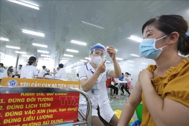 Nhân viên y tế tiêm vaccine phòng COVID-19 cho công nhân, người lao động tại khu công nghiệp Quang Minh (Hà Nội). Ảnh: TTXVN