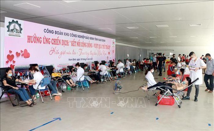 Chương trình hiến máu tình nguyện tại Khu Công nghiệp Bảo Minh (huyện Vụ Bản, tỉnh Nam Định). Ảnh: Văn Đạt/TTXVN