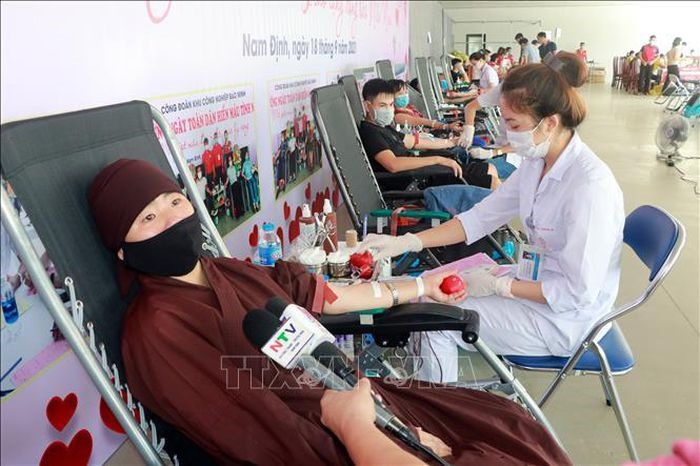 Người dân địa phương tham gia chương trình hiến máu tình nguyện tại Khu Công nghiệp Bảo Minh (huyện Vụ Bản, tỉnh Nam Định). Ảnh: Văn Đạt/TTXVN