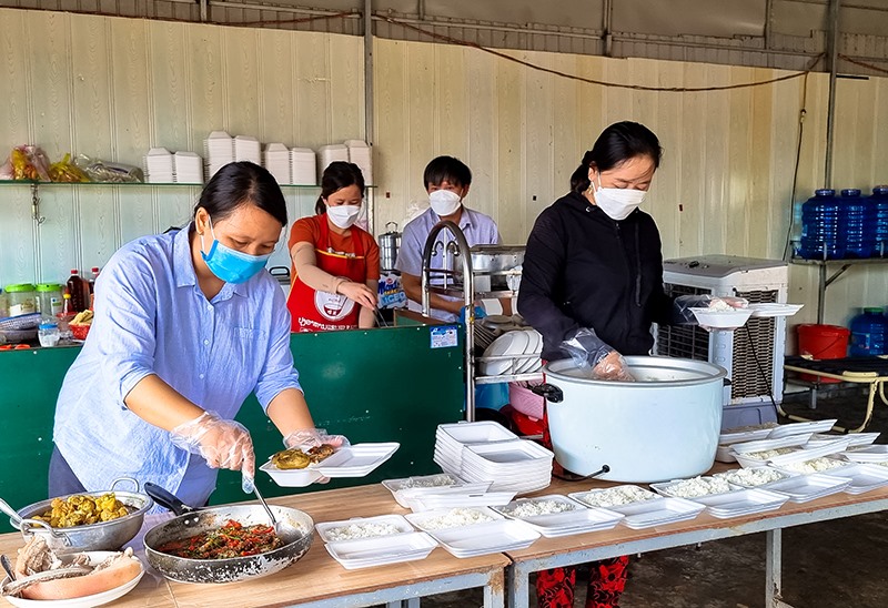 Hội LHPN xã Thanh An, huyện Cam Lộ nấu “Bữa cơm 0 đồng” hỗ trợ lực lượng tuyến đầu tại các chốt kiểm tra y tế phòng chống COVID-19 trên địa bàn xã - Ảnh: L.T
