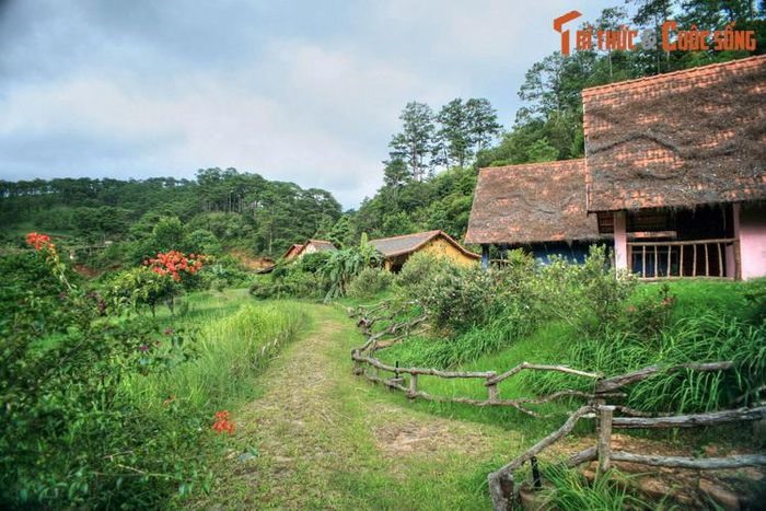 Những mái nhà nhỏ quần tụ quanh hồ nước như nét điểm xuyết cho không gian núi đồi, gợi nên không gian mộc mạc của một bản làng quen thuộc ở cao nguyên Lang Biang...