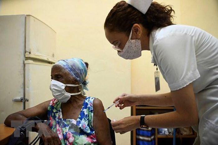 Nhân viên y tế tiêm vaccine phòng COVID-19 cho người dân tại La Habana, Cuba, ngày 2/8/2021. (Ảnh: AFP/TTXVN)