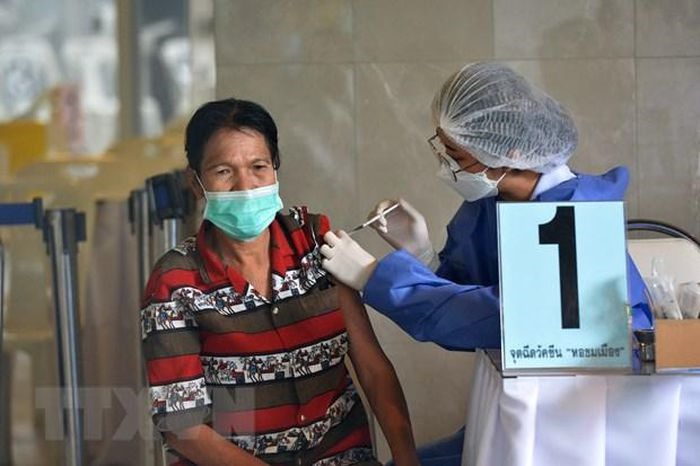 Nhân viên y tế tiêm vaccine ngừa COVID-19 cho người dân tại Bangkok, Thái Lan, ngày 23/9/2021. (Ảnh: THX/TTXVN)