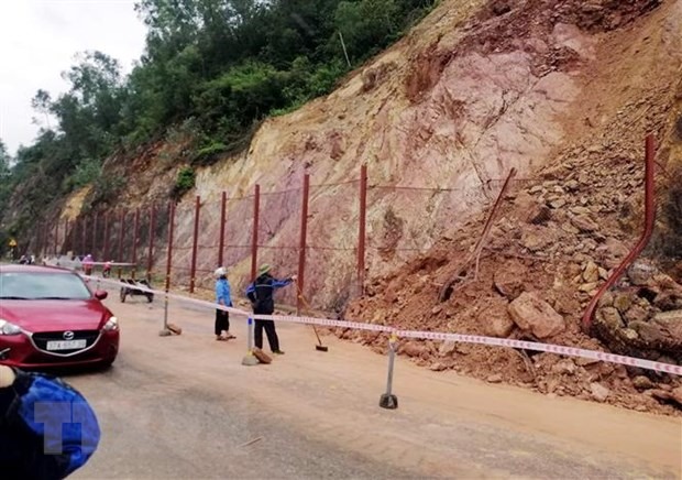 Mưa lớn gây sạt lở rú Nguộc (huyện Thanh Chương, Nghệ An) khiến một khối lượng lớn đất đá đổ xuống Quốc lộ 46. (Ảnh: TTXVN phát)