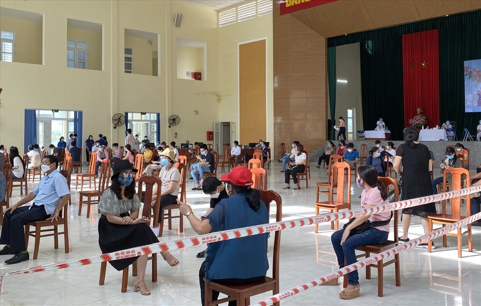 Người dân đợi đến lượt tiêm vaccine tại điểm tiêm Trường Cao đẳng Sư phạm tỉnh Quảng Trị. Ảnh: XD.