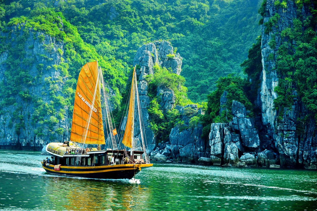 Vẻ đẹp của vịnh Lan Hạ (nằm ở phía Đông quần đảo Cát Bà).