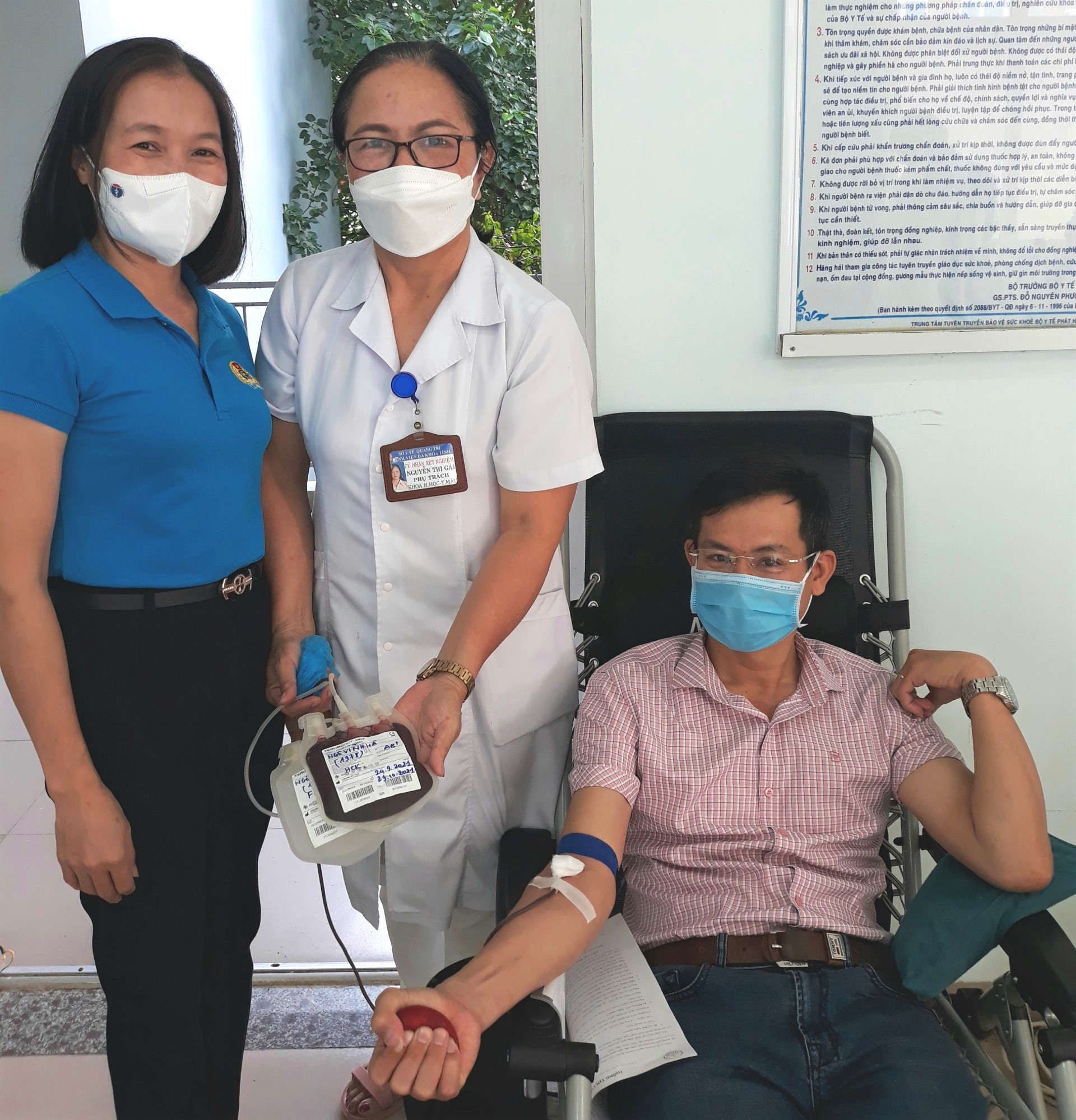 Lãnh đạo Công đoàn ngành Y tế tỉnh Quảng Trị thăm hỏi và động viên các tình nguyện viên đang tham gia hiến máu giữa mùa dịch COVID-19.
