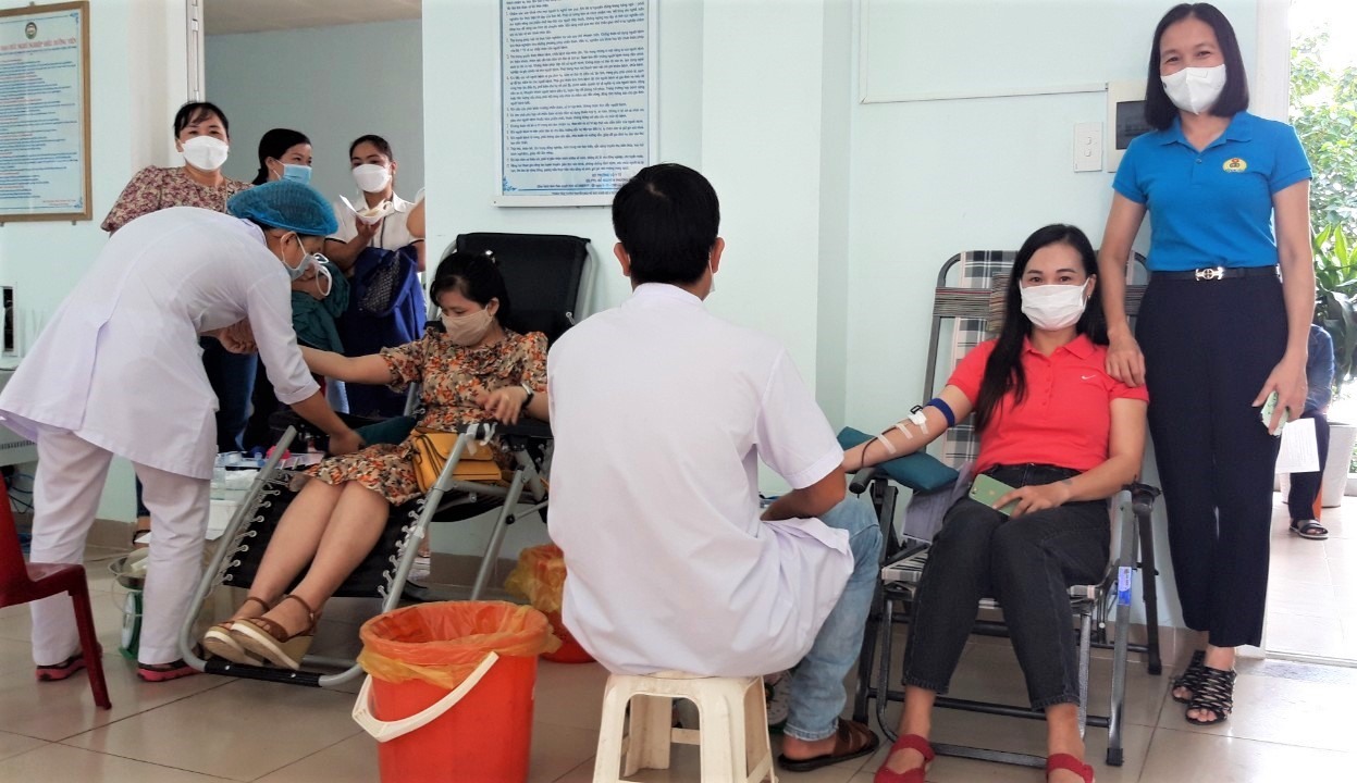 Lãnh đạo Công đoàn ngành Y tế tỉnh Quảng Trị thăm hỏi và động viên các tình nguyện viên đang tham gia hiến máu giữa mùa dịch COVID-19.
