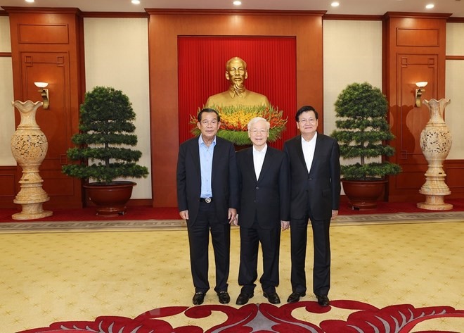Tổng Bí thư Nguyễn Phú Trọng, Tổng Bí thư Đảng Nhân dân Cách mạng Lào Thongloun Sisoulith và Chủ tịch Đảng Nhân dân Campuchia Hun Sen chụp ảnh chung. (Ảnh: Trí Dũng/TTXVN)