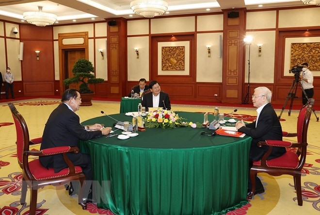 Ba nhà lãnh đạo Đảng của Việt Nam-Campuchia-Lào trao đổi về tình hình hợp tác trong thời gian qua; thảo luận về phương hướng hợp tác trong thời gian tới. (Ảnh: Trí Dũng/TTXVN)