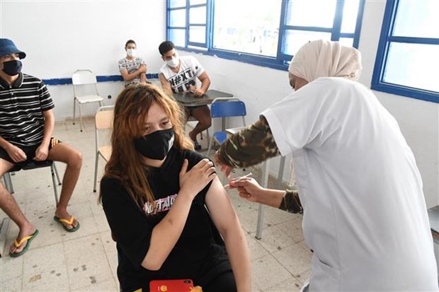 Nhân viên y tế tiêm vaccine ngừa COVID-19 cho người dân tại Tunis (Tunisia), ngày 26/9/2021. (Ảnh: THX/TTXVN)