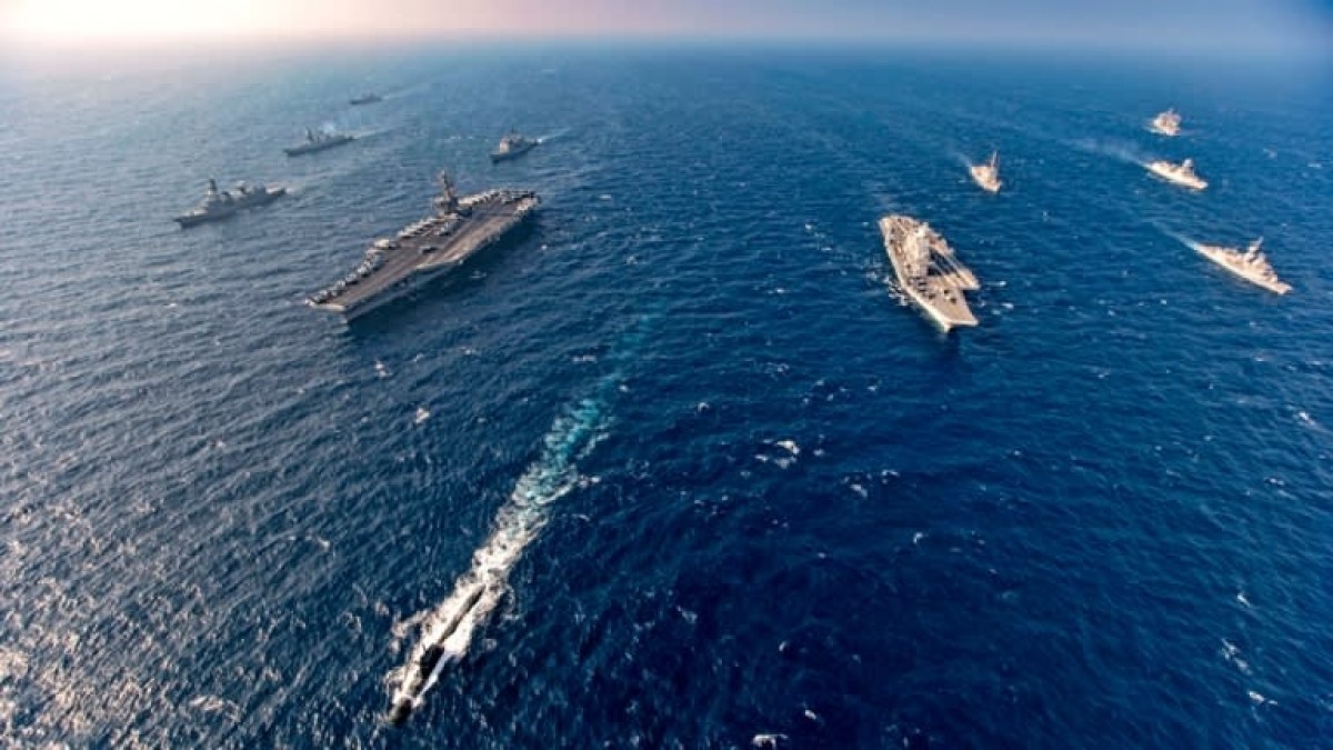 Tàu sân bay và tàu chiến tham gia tập trận chung gồm Mỹ, Nhật Bản, Ấn Độ và Australia ở Biển Bắc Arab tháng 11/2020. Ảnh: AP