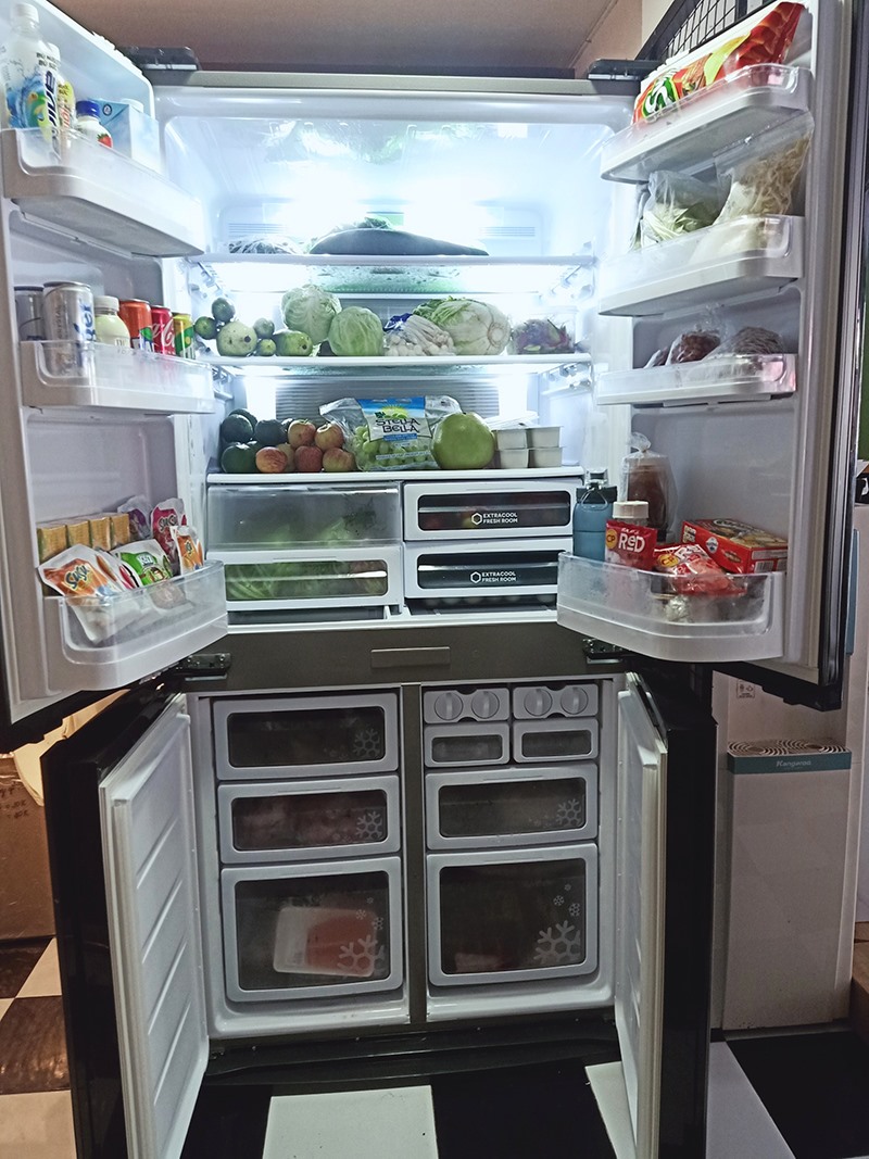 Những chiếc tủ lạnh trong mùa dịch lúc nào cũng đầy ắp thức ăn -Ảnh: M.T