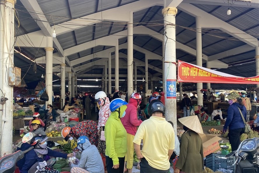 Người dân ở huyện Cam Lộ đổ xô đi chợ mua đồ tích trữ sau khi nghe thông tin xuất hiện ca mắc COVID-19 ở cộng đồng. Ảnh: Hưng Thơ.