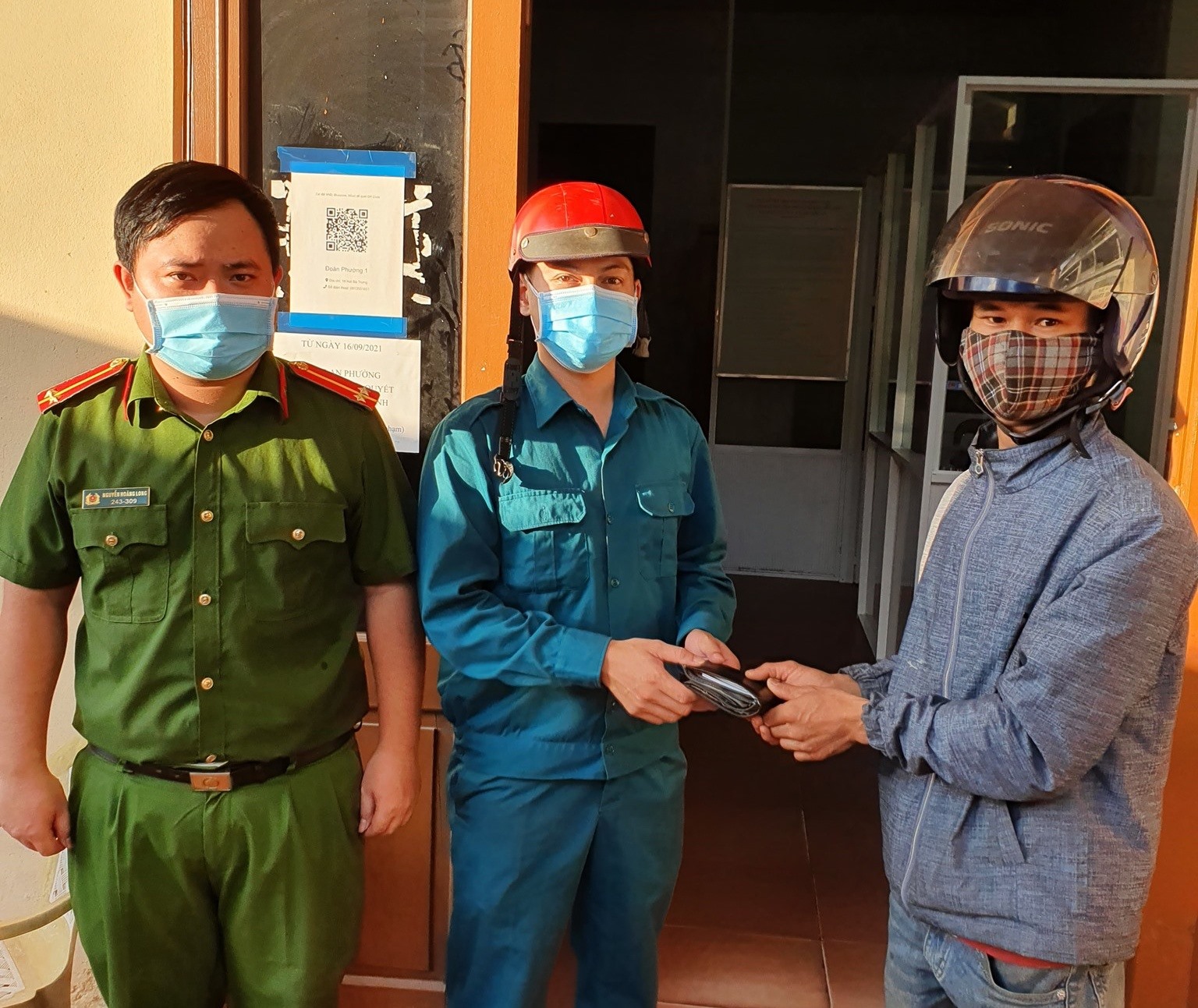 Anh Lê Quang Thiên cùng đại diện Công an Phường 1 trả lại tài sản cho người đánh mất - Ảnh: CAP1