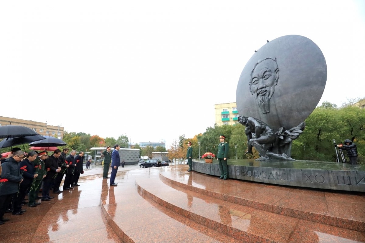 Bộ trưởng và đoàn công tác đặt hoa tại tượng Đài Chủ tịch Hồ Chí Minh tại thủ đô Moscow - Nga