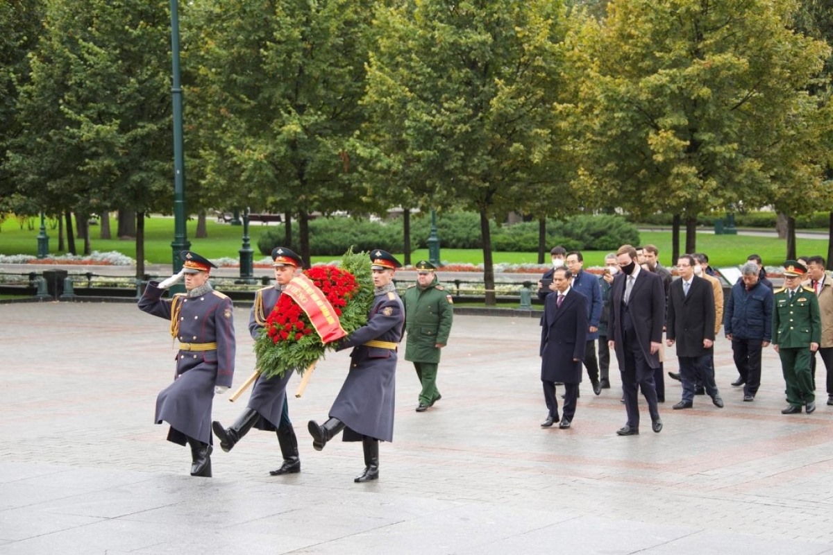 Bộ trưởng Bùi Thanh Sơn đặt hoa tại Đài tưởng niệm Liệt sỹ vô danh bên tường Điện Kremlin
