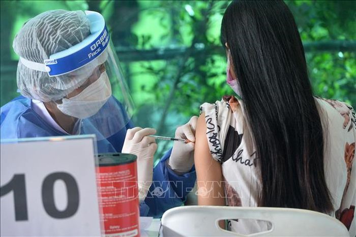 Tiêm vaccine ngừa COVID-19 cho người dân tại Bangkok, Thái Lan. Ảnh: THX/TTXVN