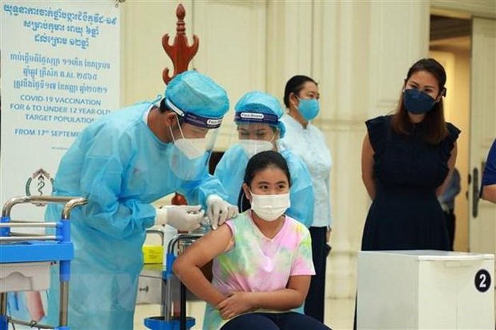 Nhân viên y tế tiêm vaccine phòng COVID-19 cho trẻ em tại Phnom Penh, Campuchia. (Ảnh: THX/TTXVN)