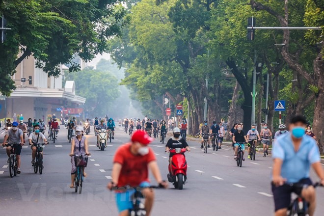Thành phố Hà Nội cho phép hoạt động thể dục, thể thao ngoài trời nhưng không được tập trung quá 10 người. (Ảnh: Minh Sơn/Vietnam+)