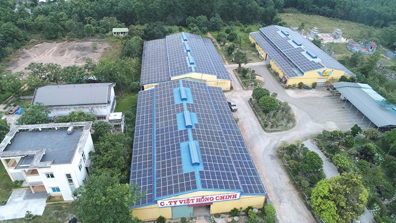 Hệ thống điện mặt trời mái nhà của Công ty CP Thương mại và Xuất nhập khẩu Việt Hồng Chinh tại Km5, Quốc lộ 9D, thành phố Đông Hà - Ảnh: T.P
