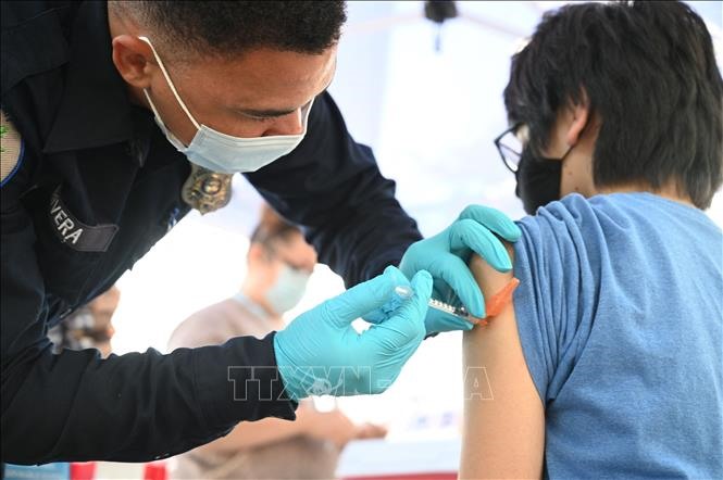 Nhân viên y tế tiêm chủng vaccine ngừa COVID-19 cho người dân tại Los Angeles, California, Mỹ. Ảnh minh họa: AFP/TTXVN
