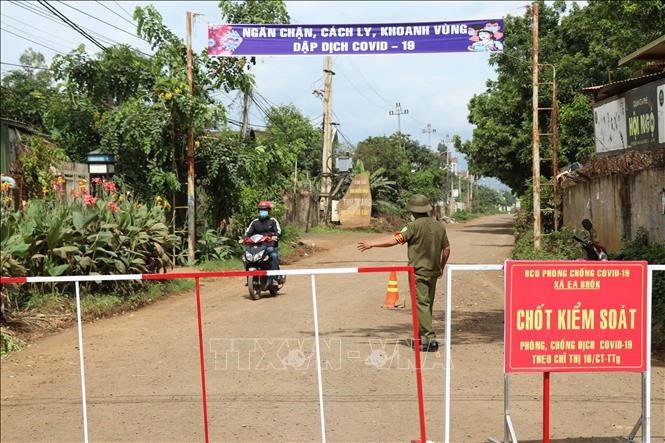 Chốt tại xã Ea Bhốk, huyện Cư Kuin kiểm soát chặt chẽ người ra vào để phòng, chống dịch. Ảnh minh họa: Tuấn Anh/TTXVN