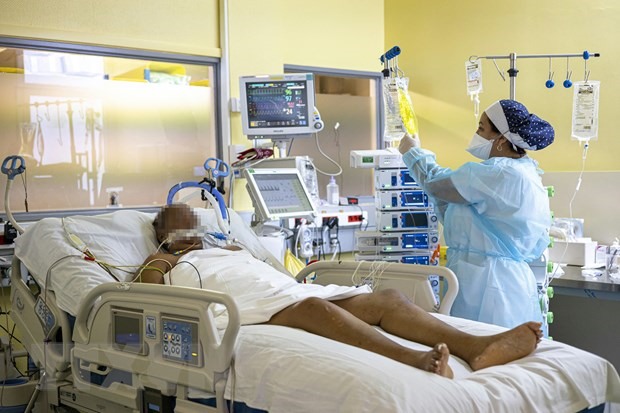 Nhân viên y tế chăm sóc bệnh nhân COVID-19 tại một bệnh viện ở Cayenne, Pháp ngày 25/9/2021. (Ảnh: AFP/TTXVN)