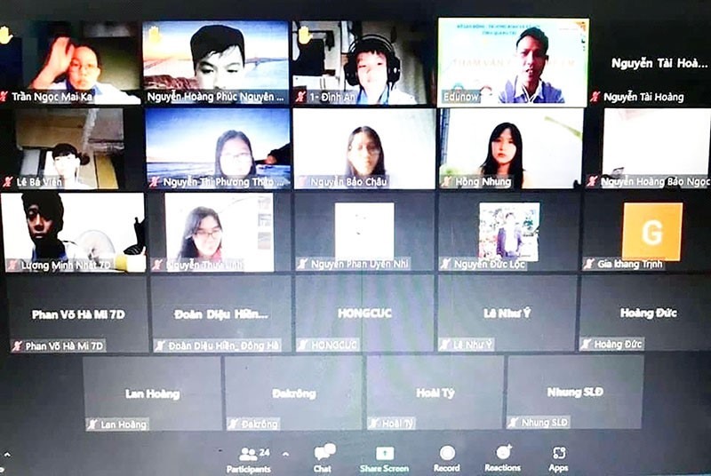 Tham vấn lấy ý kiến trẻ em bằng hình thức trực tuyến tại thành phố Đông Hà -Ảnh: H.N